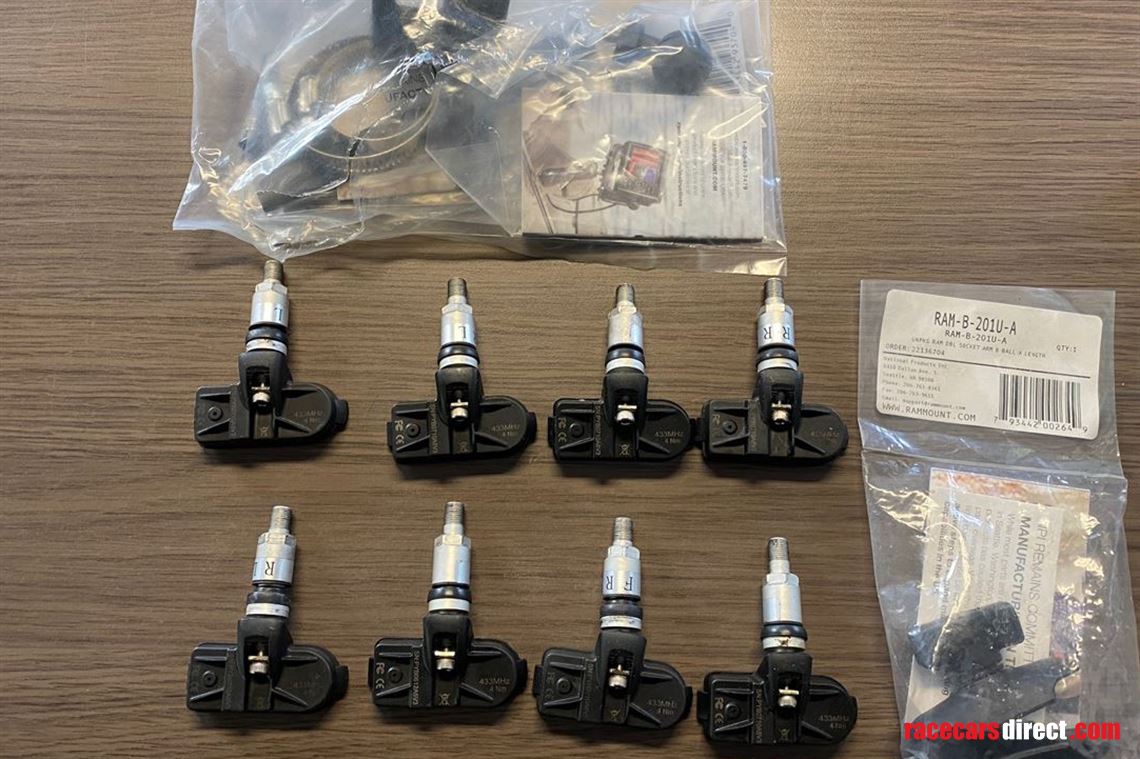 race-navigator-pro-with-many-accesories