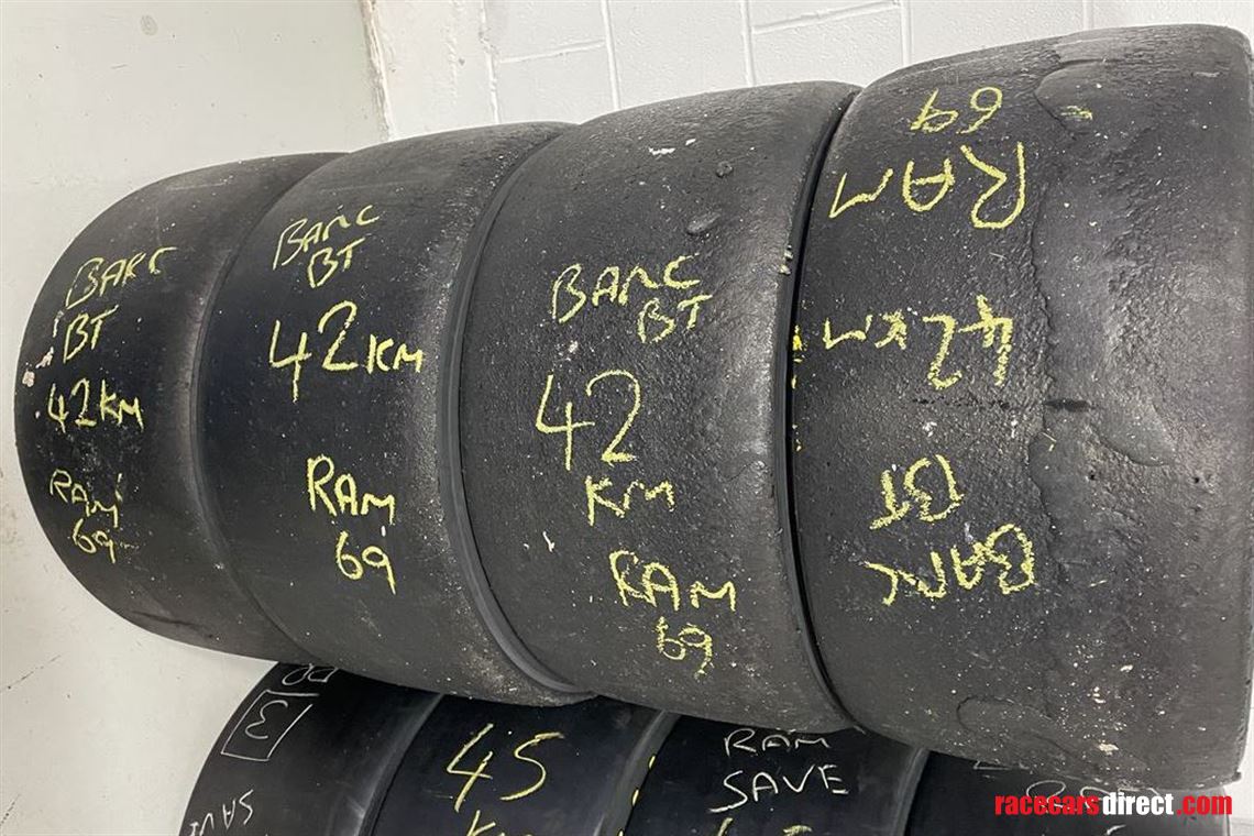 set-of-used-pirelli-dhe-amg-gt3-only-42km