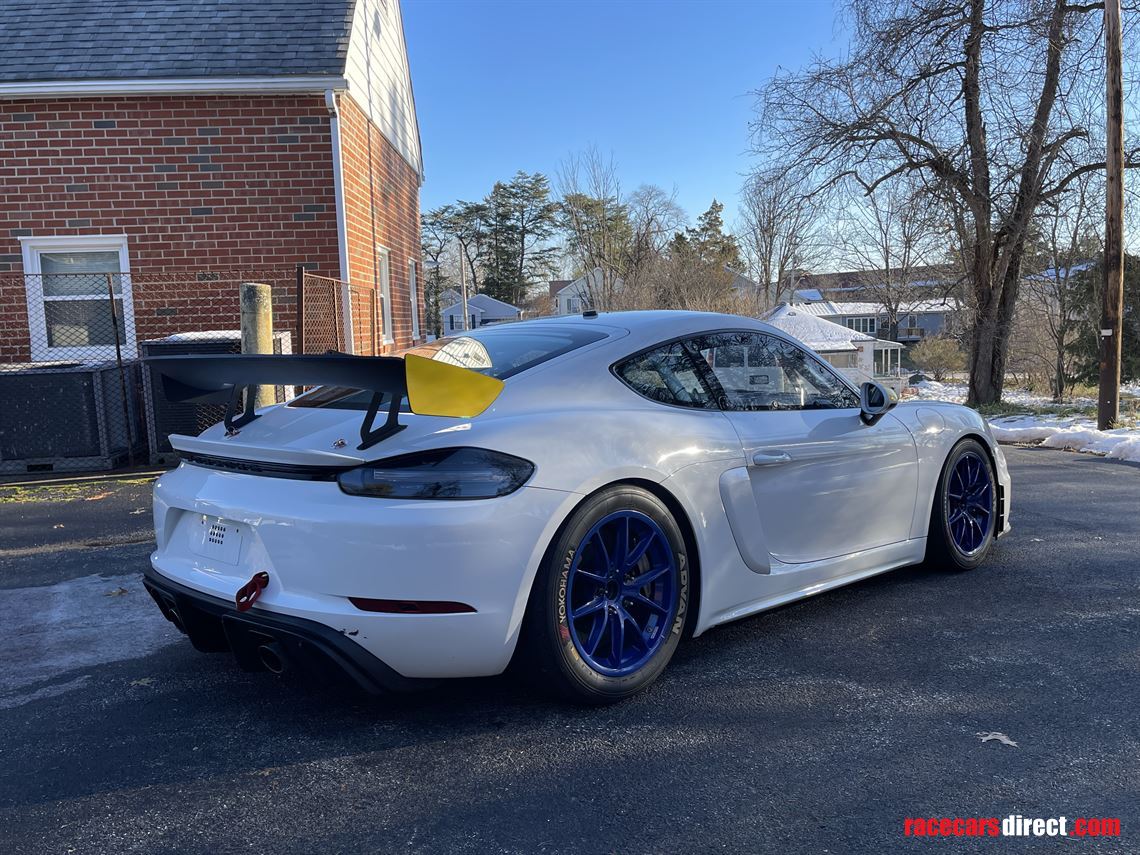 2020-porsche-gt4-clubsport-competition