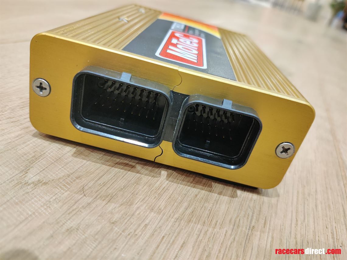 motec-m800-ecu-and-d153-display