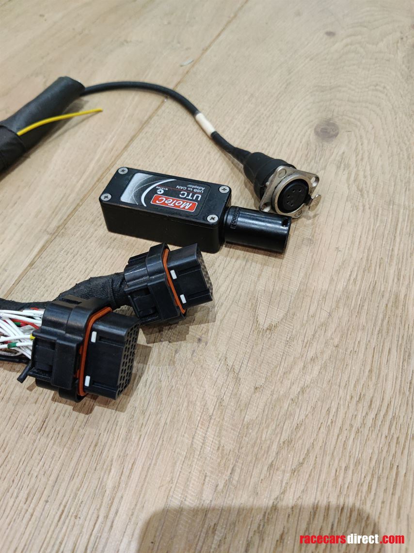 motec-m800-ecu-and-d153-display