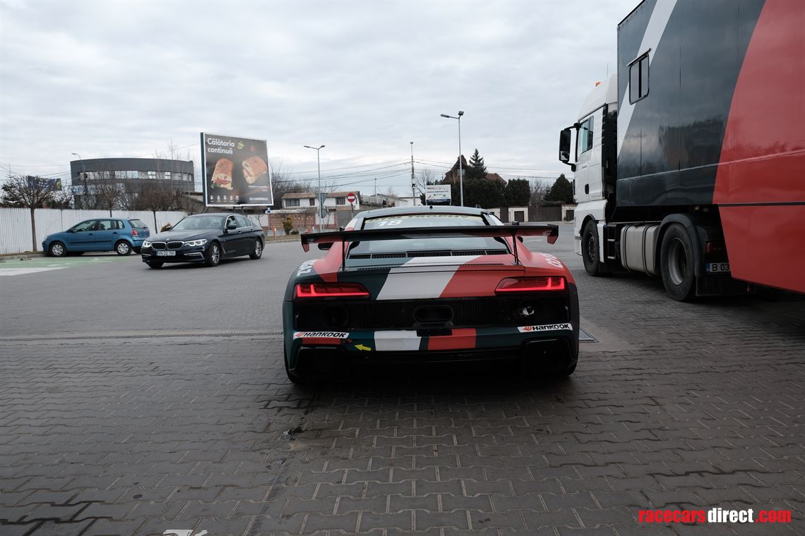 audi-r8-gt4-trailer-tools-and-spares