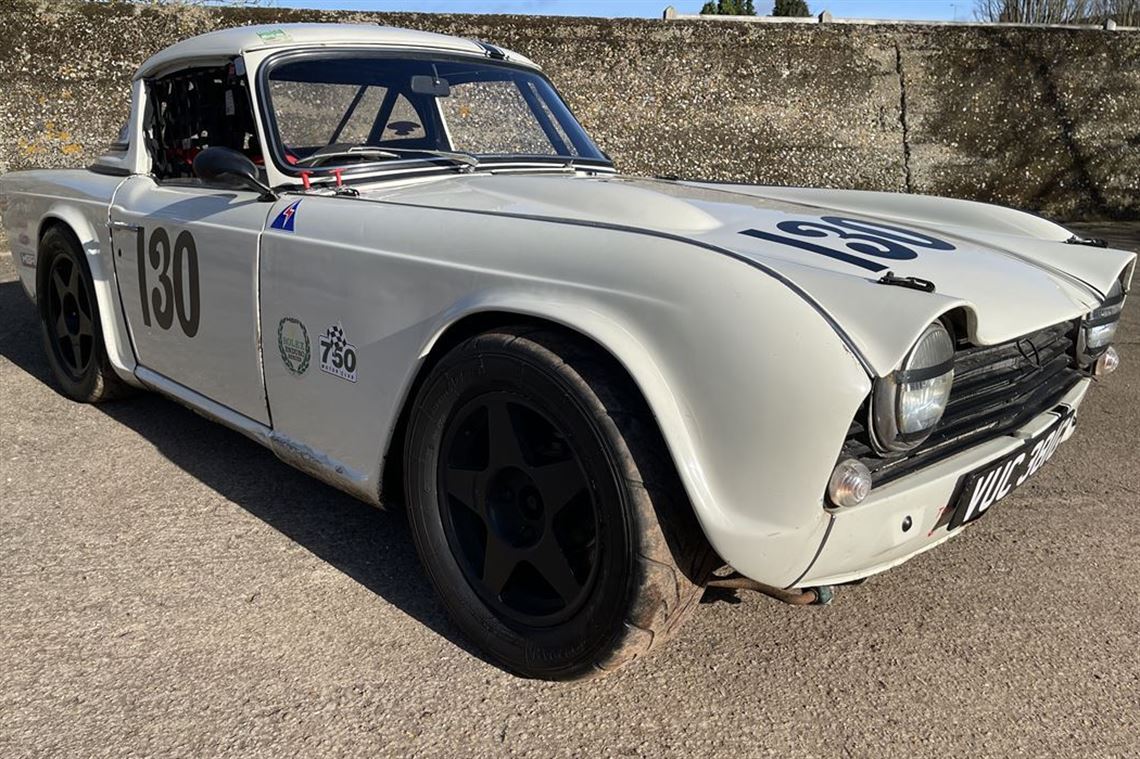 triumph-tr5-historic-race-car