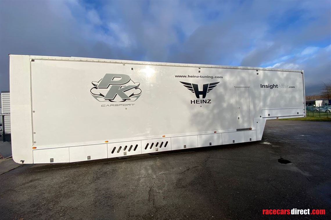 race-trailer-for-up-to-4-cars-with-living-are