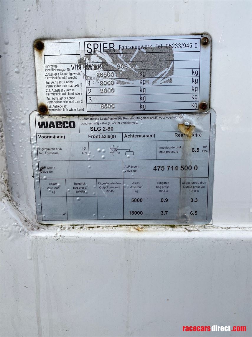 race-trailer-for-up-to-4-cars-with-living-are