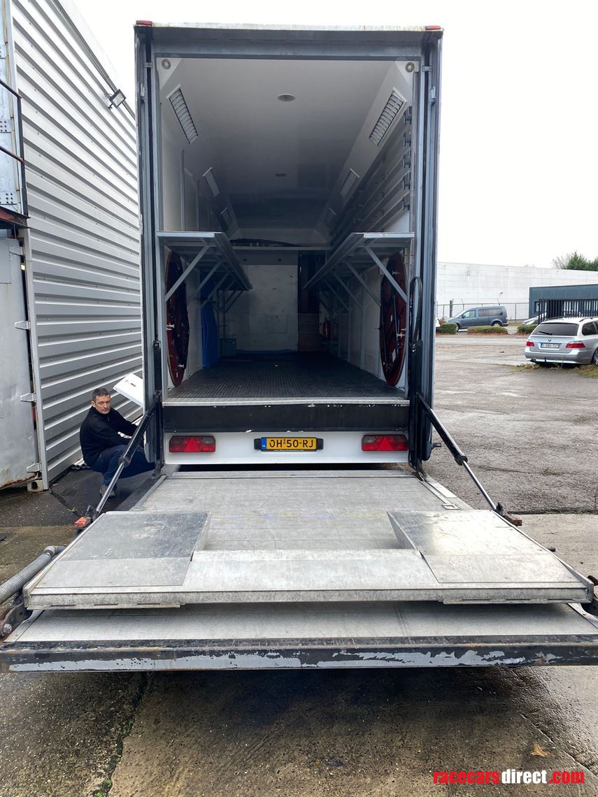 race-trailer-for-up-to-4-cars-with-living-are