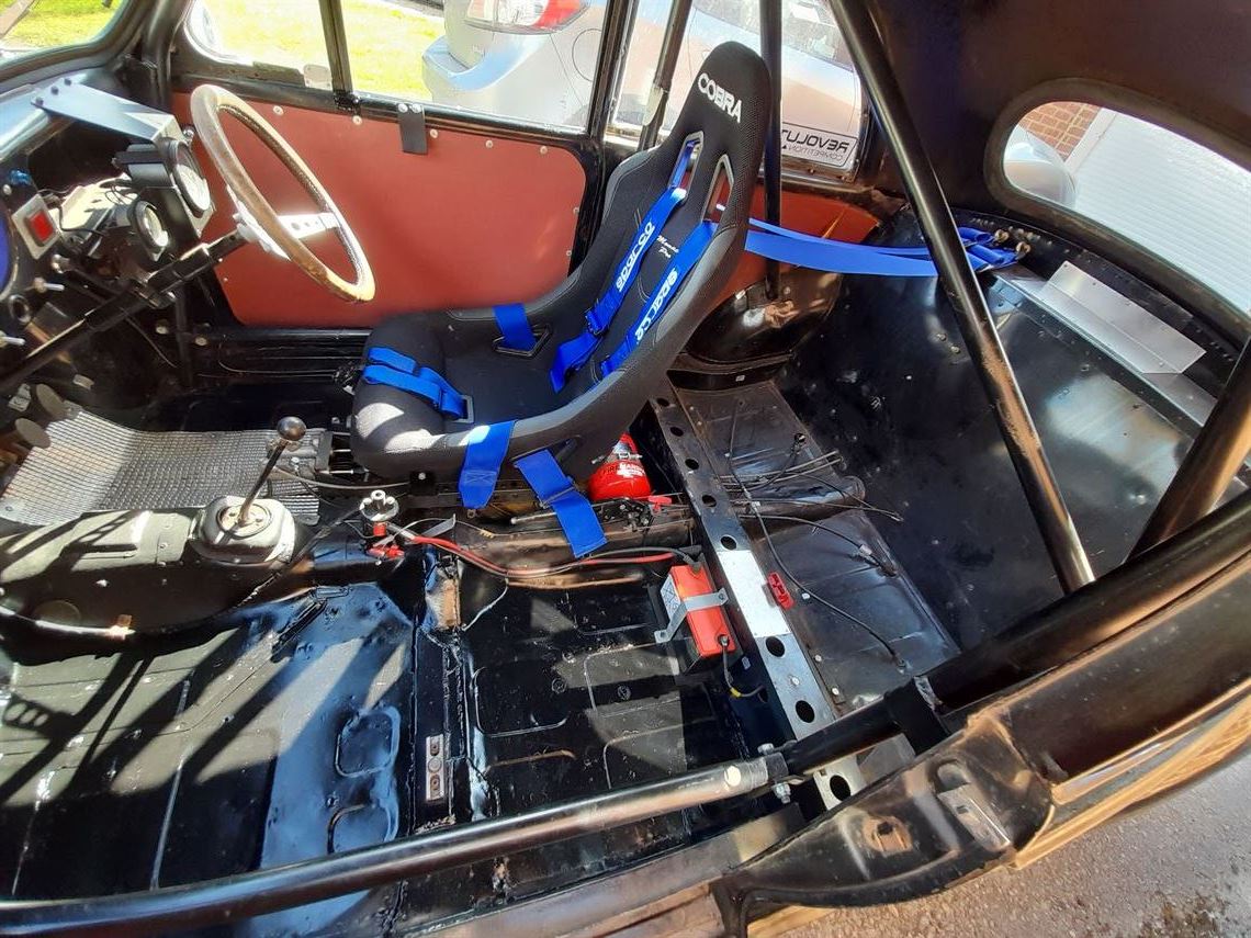 morris-minor-split-screen-racer