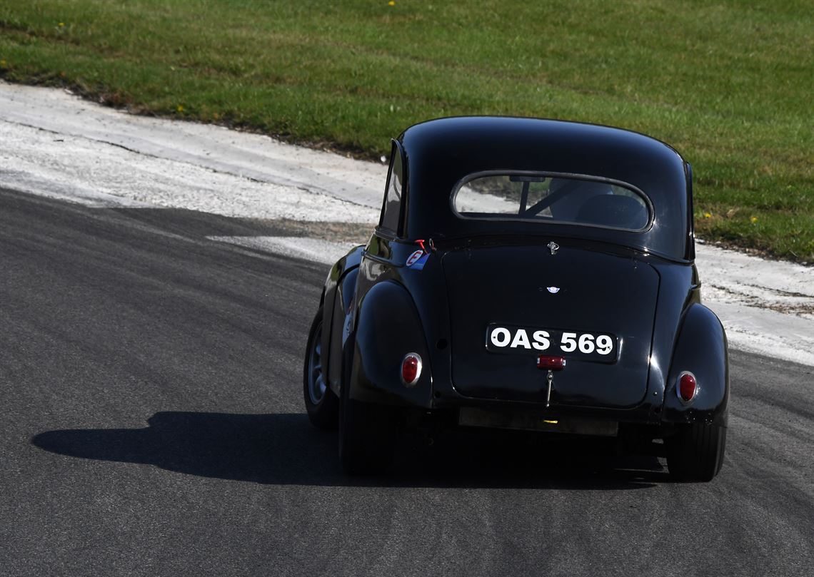morris-minor-split-screen-racer