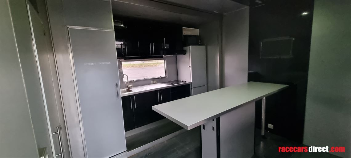 service-and-motorhome-daf-truck