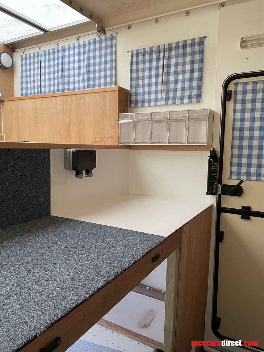 race-transporter-van-vauxhall-movano