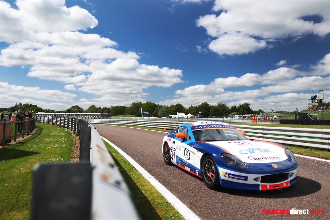 race-winning-ginetta-gt5