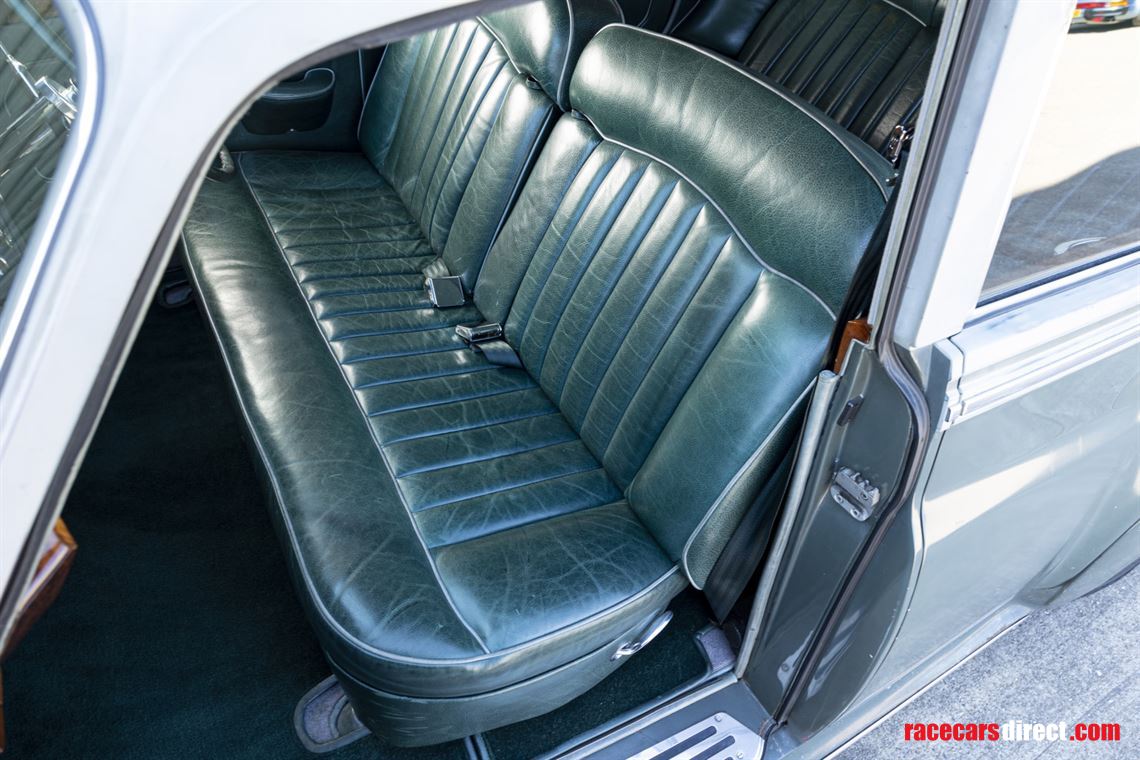 19582017-icon-derelict-rolls-royce-silver-clo