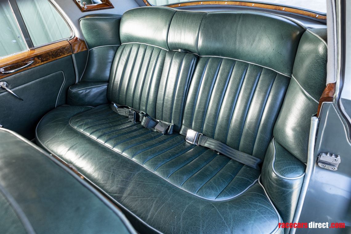 19582017-icon-derelict-rolls-royce-silver-clo