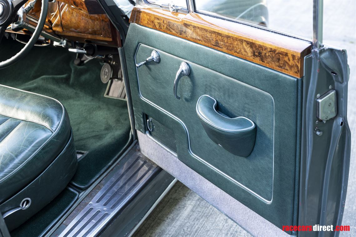 19582017-icon-derelict-rolls-royce-silver-clo