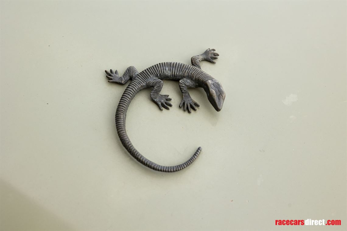 19582017-icon-derelict-rolls-royce-silver-clo