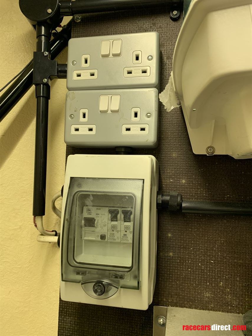 dastle-16ft-racebox-2004-with-awning