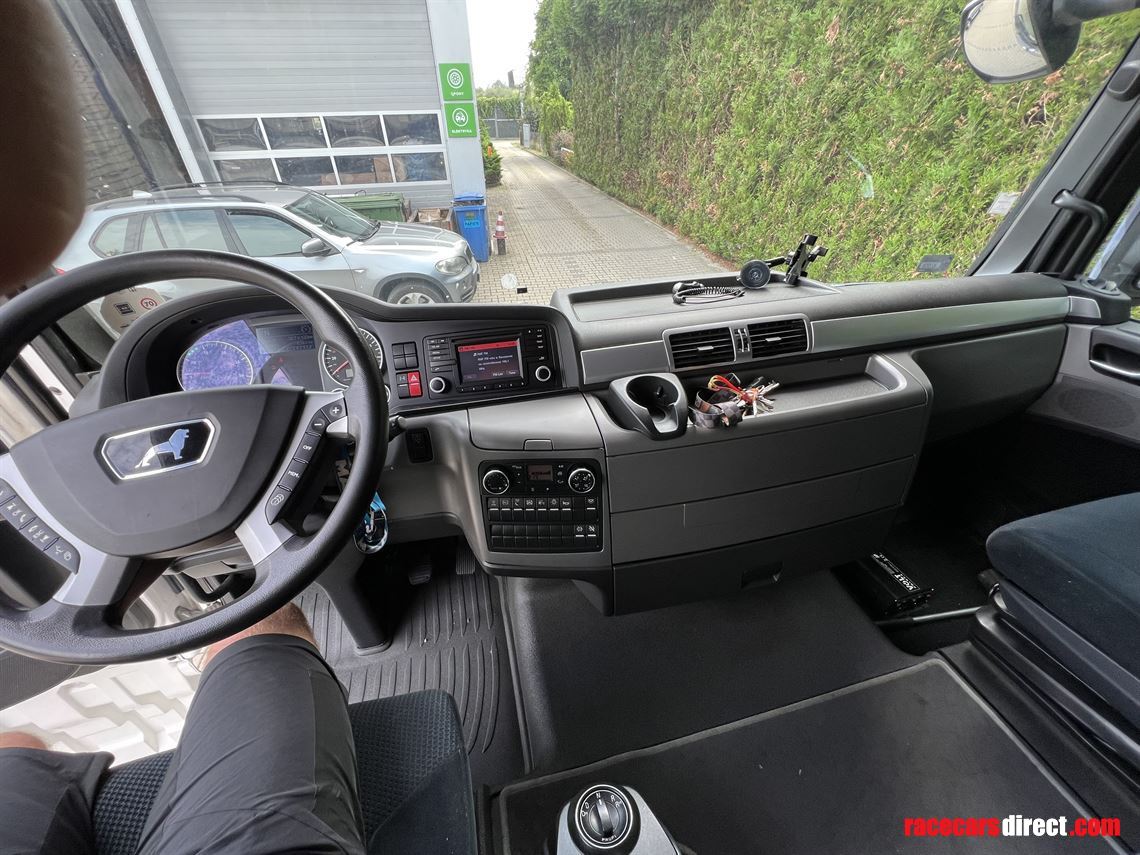 race-trailer-for-motorcycles-man-tgx