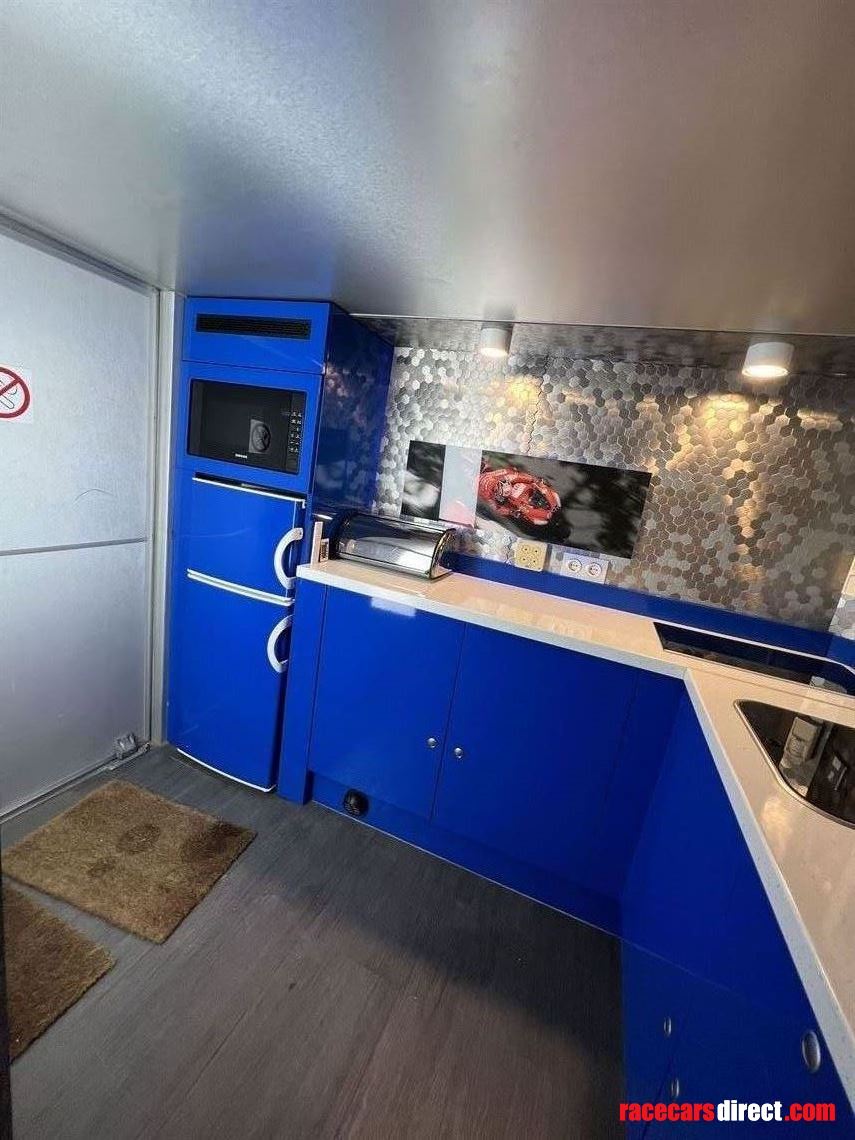 race-trailer-for-motorcycles-man-tgx