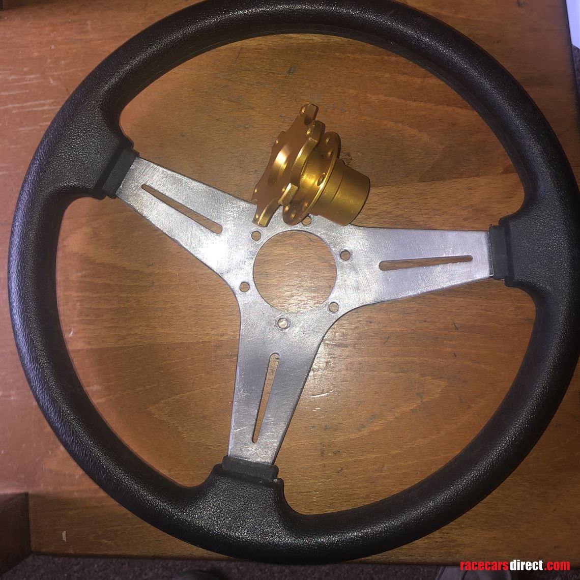 classic-sportscar-13-steering-wheel-qr-hub