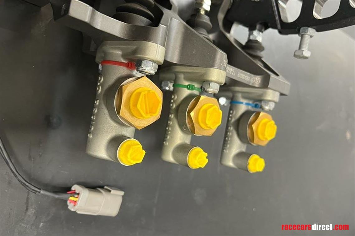 ap-racing-paddle-box-with-cylinders