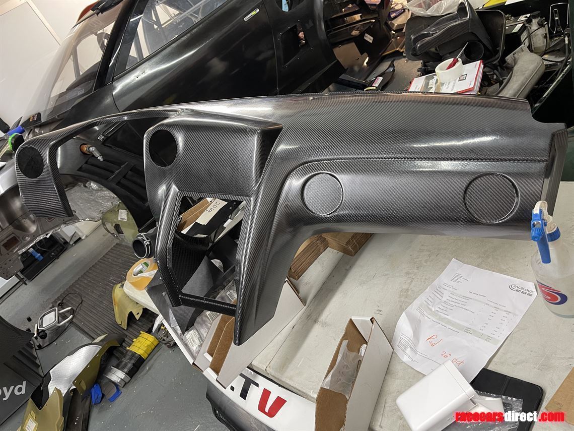 Racecarsdirect.com - Nissan GT-R, R35 Carbon Dashboard