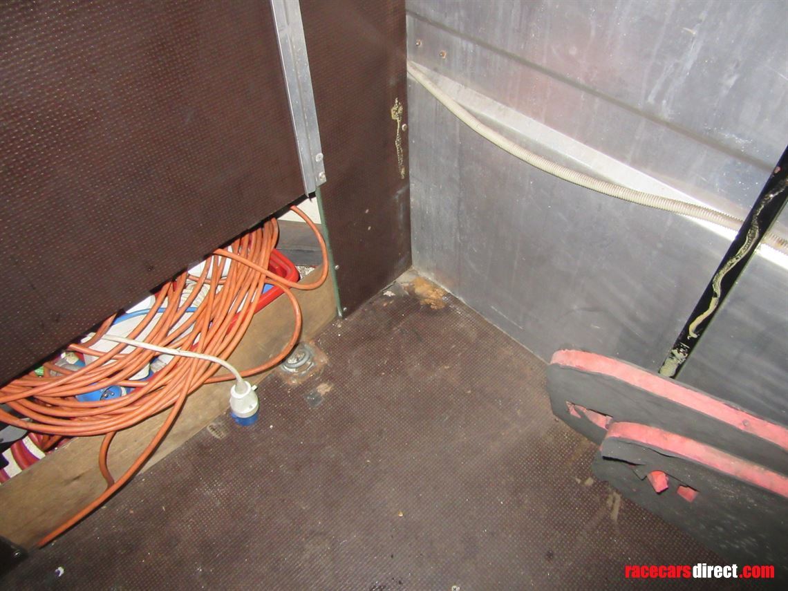 dastle-racebox-with-awning