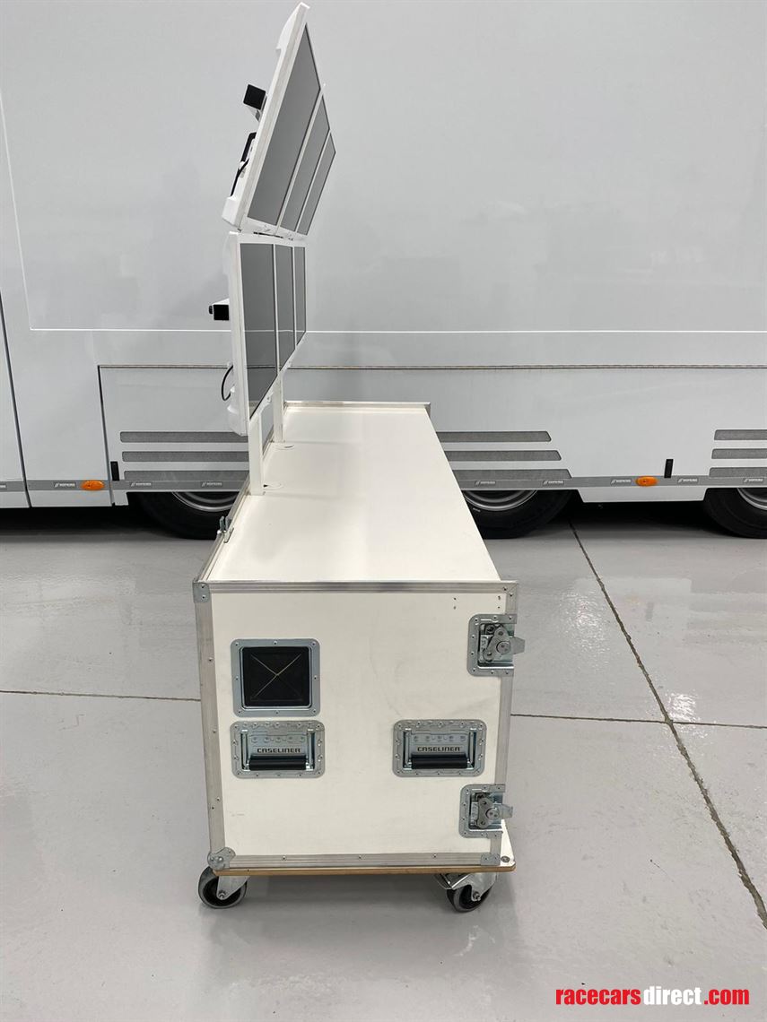 case-liner-6-screen-data-station---white