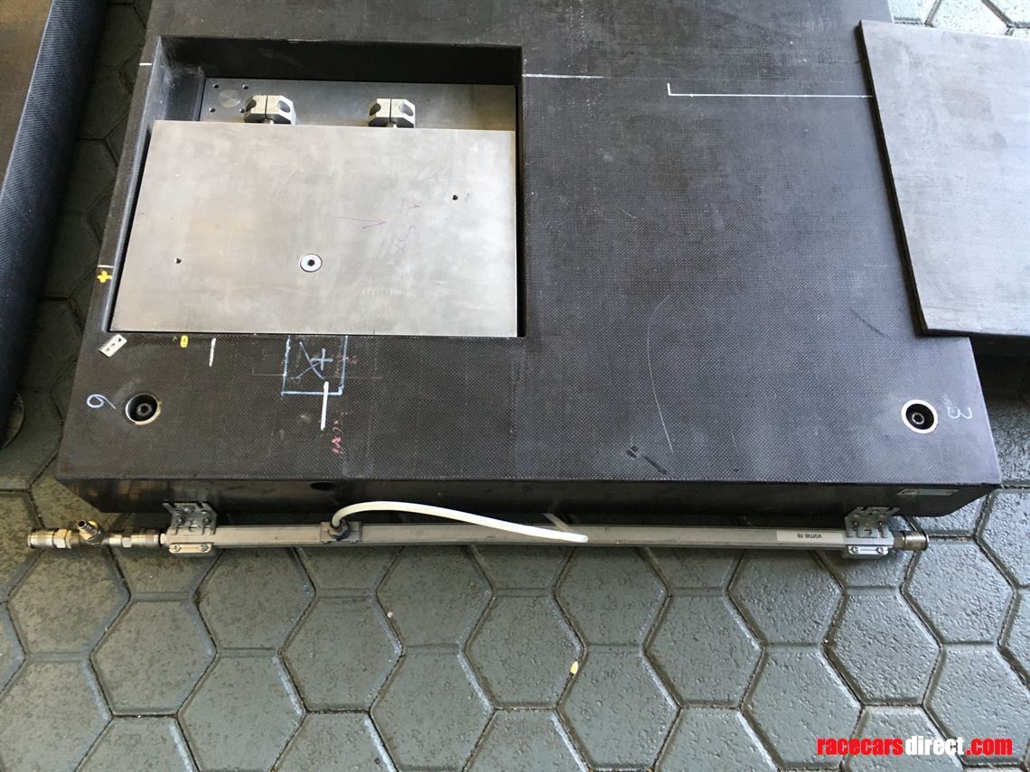 carbon-set-up-table-with-hydraulic-lowerable