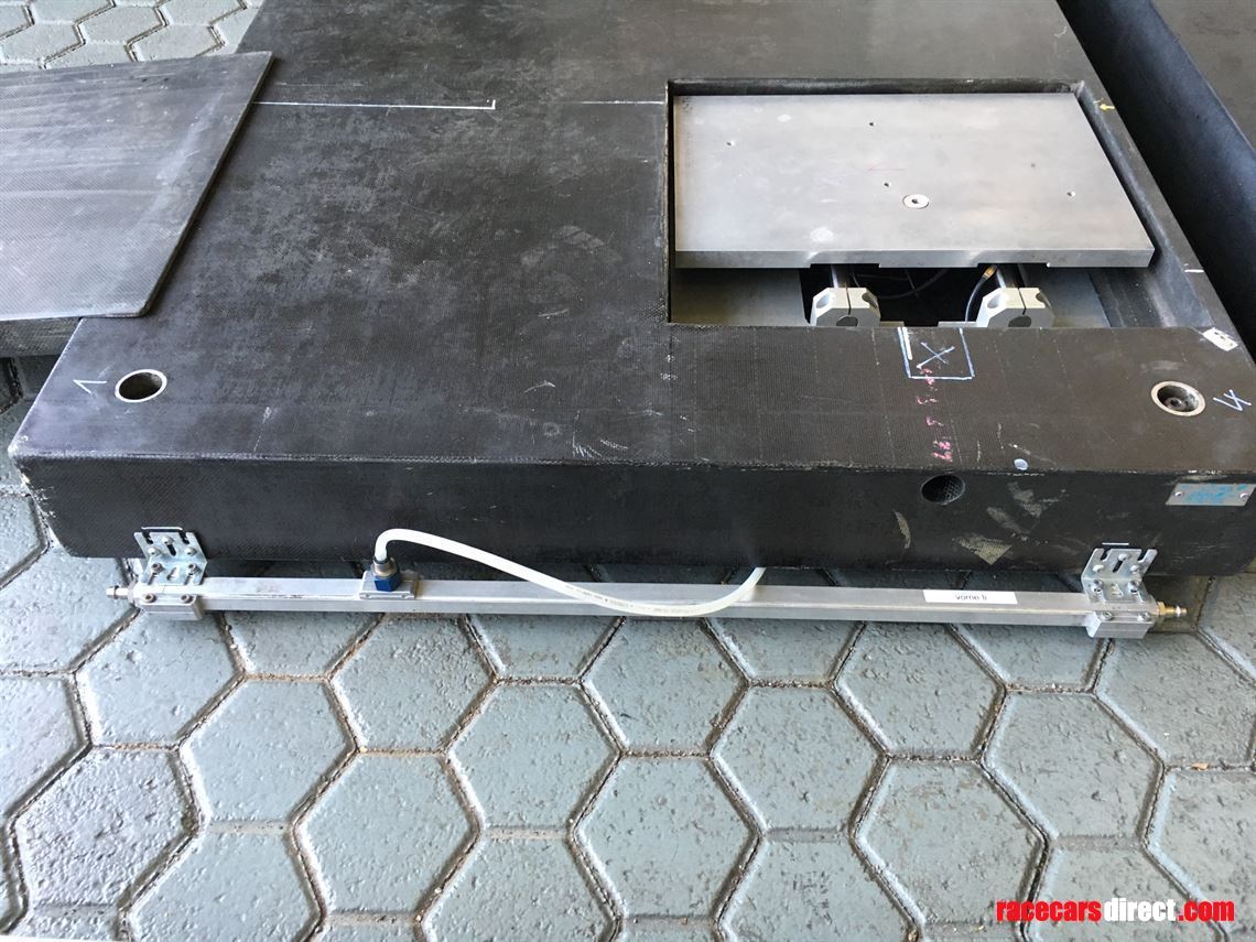 carbon-set-up-table-with-hydraulic-lowerable