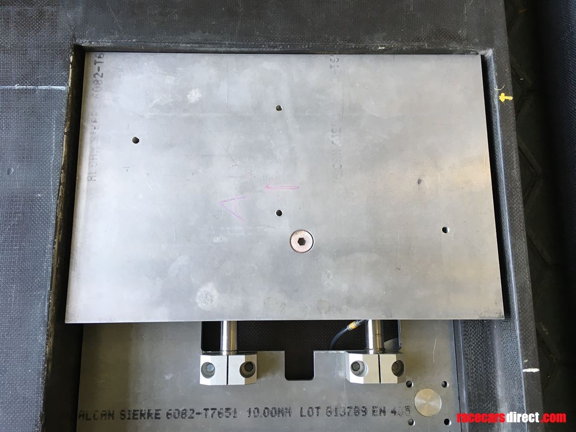 carbon-set-up-table-with-hydraulic-lowerable