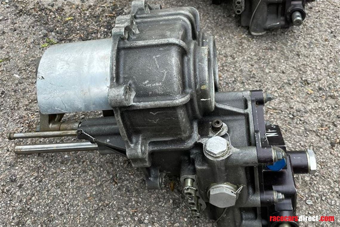 xtrac-transverse-sports-car-gearbox-cluster