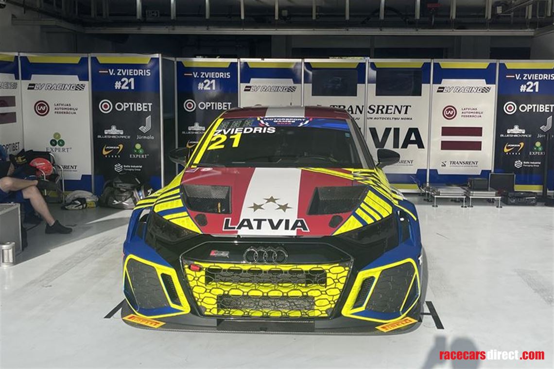 showtrax-walling-system-with-tv