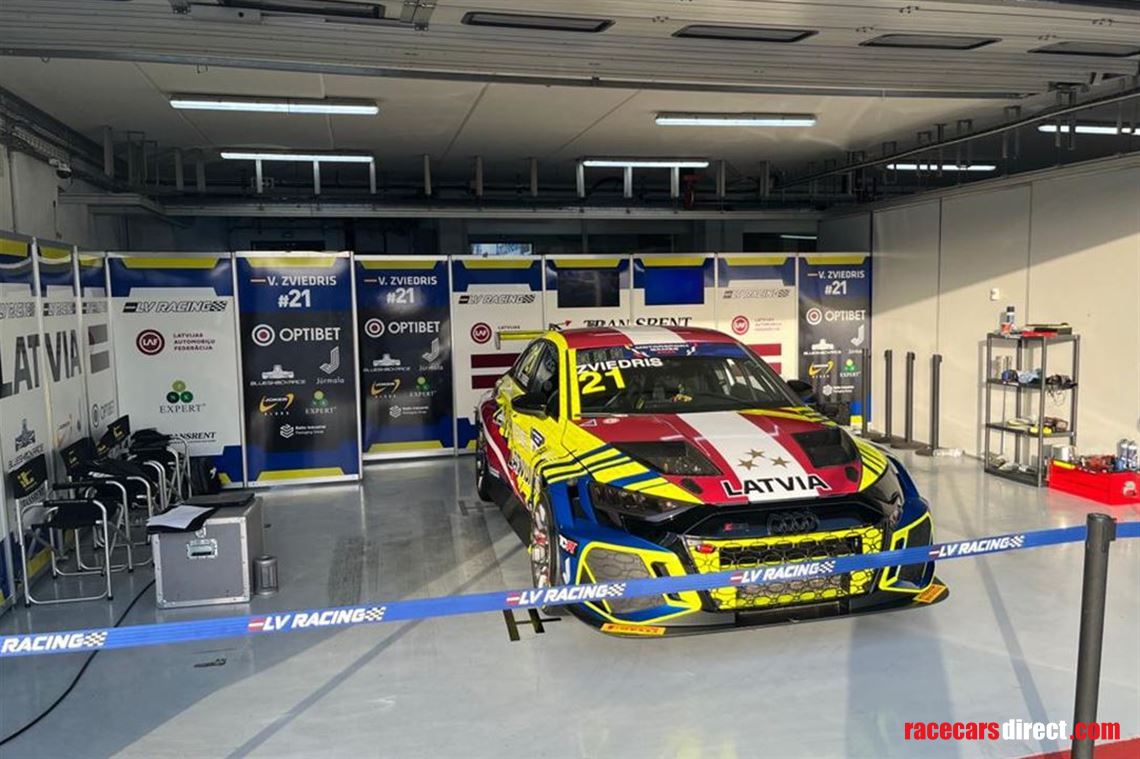 showtrax-walling-system-with-tv