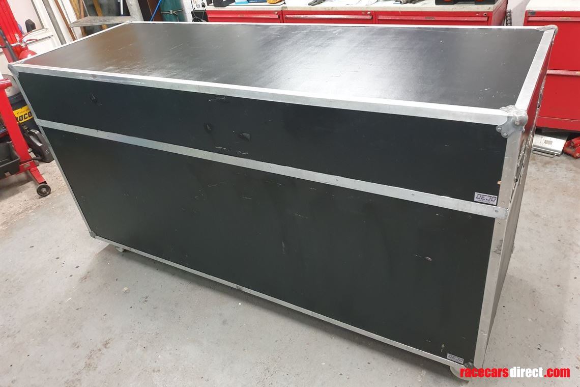 showtrax-walling-system-with-tv