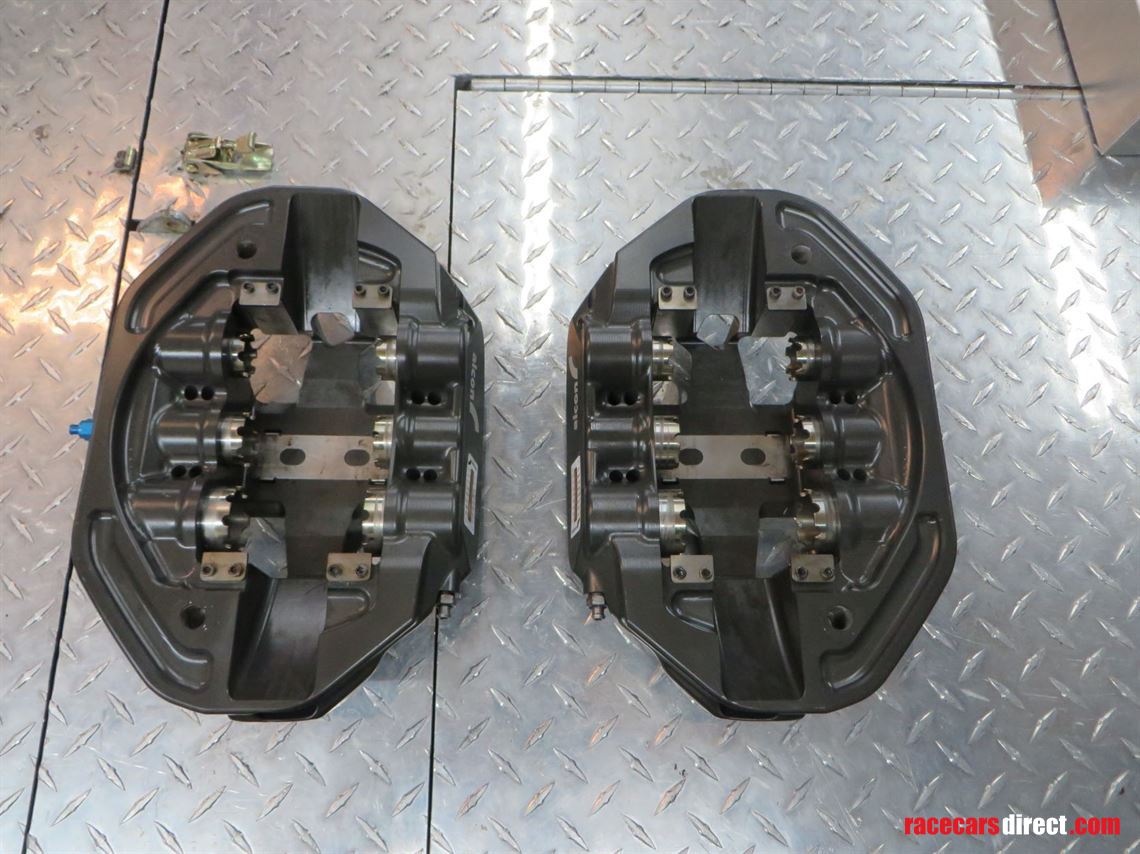 pair-alcon-6-piston-gt-calipers
