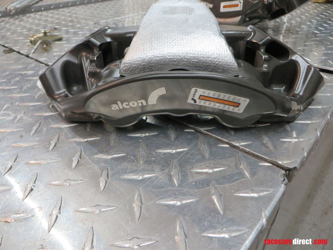 pair-alcon-6-piston-gt-calipers