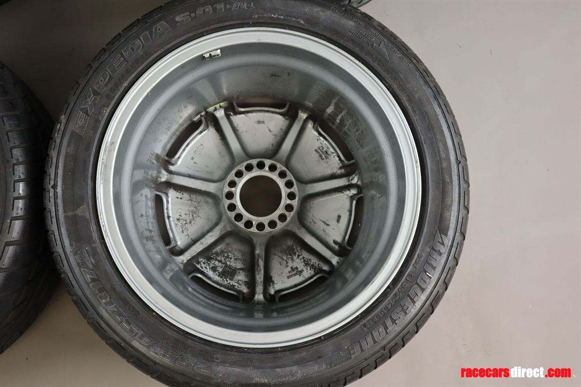 jaguar-xj-220-rims-with-tires