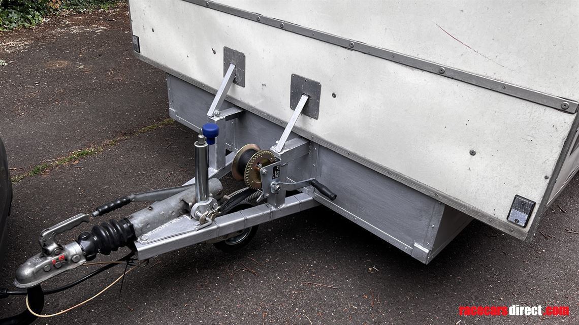 lightweight-enclosed-race-trailer-single-axle