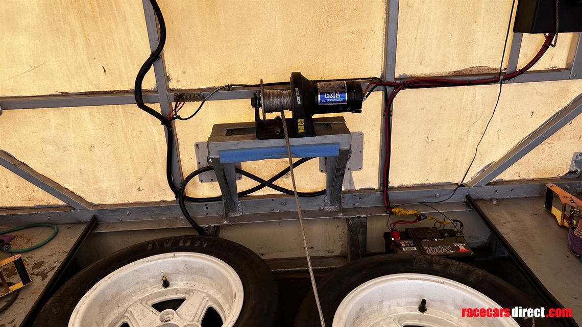 lightweight-enclosed-race-trailer-single-axle