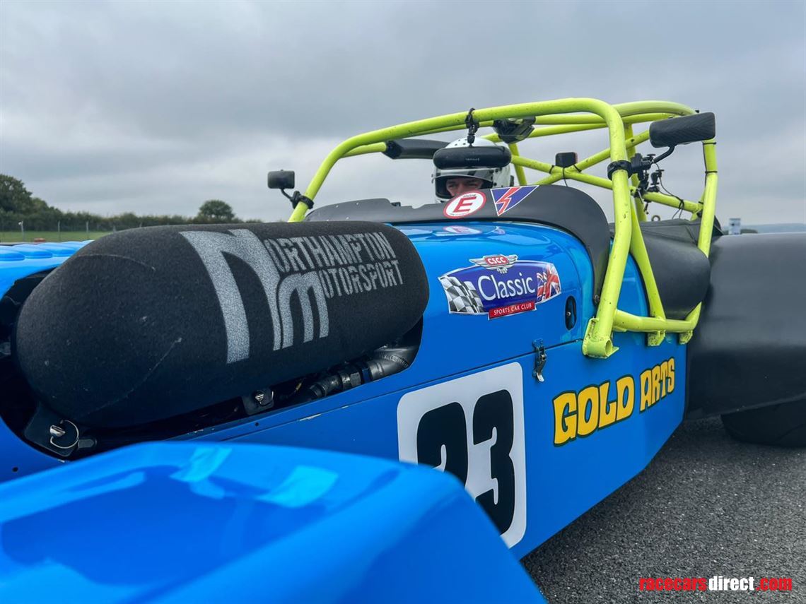 caterham-7-300hp-sadev-sequential-paddleshift