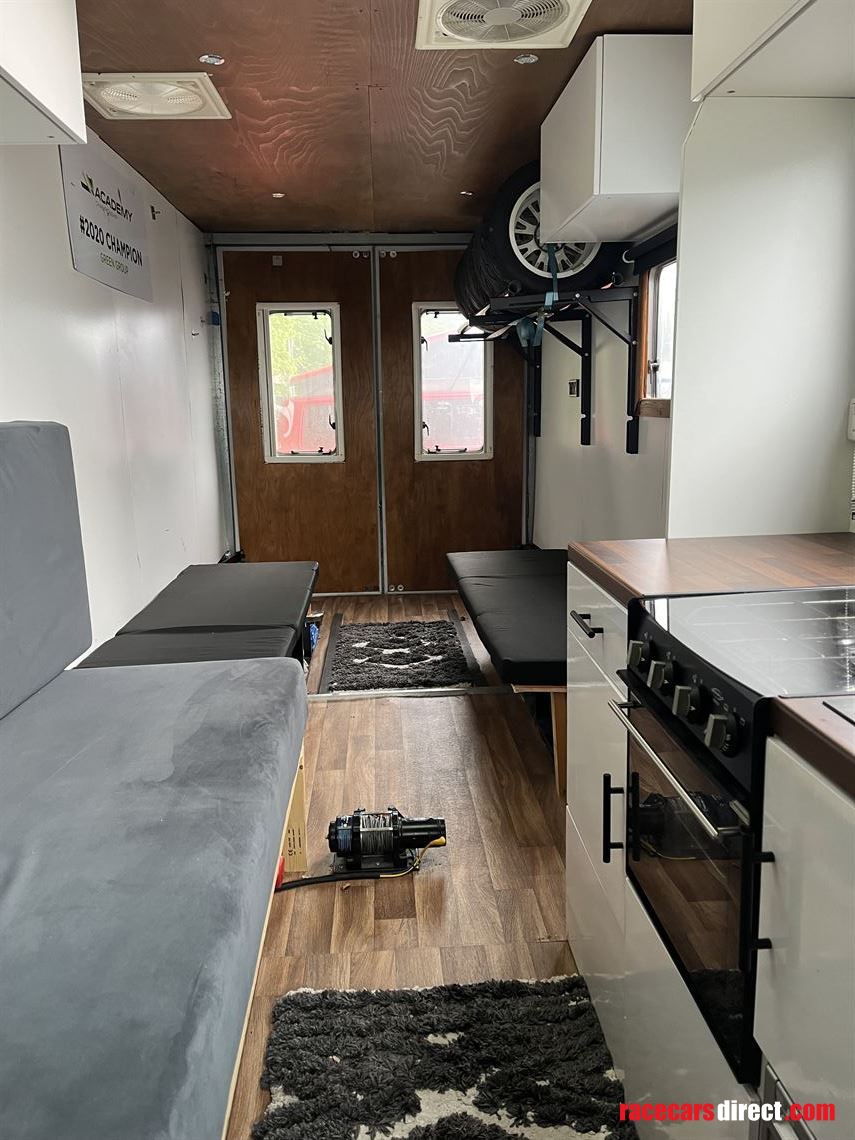 race-van---carries-caterhamkit-car-sleeping