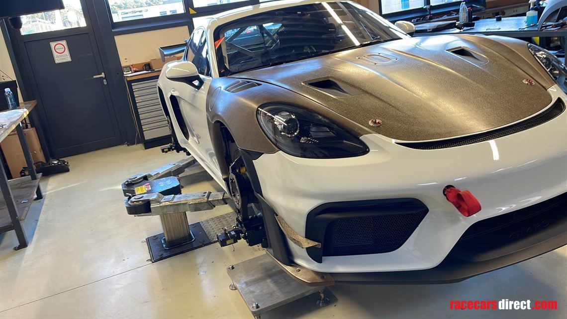 porsche-cayman-gt4-rs
