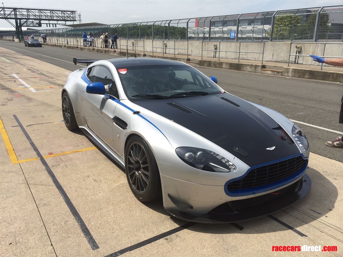 aston-martin-v8-vantage-gt4