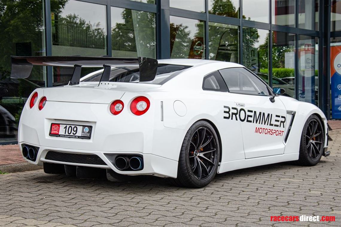 Only the rear fenders are still made of body sheet metal, everything else has been reduced in weight. Doors, roof, front fenders and much more are made of carbon.