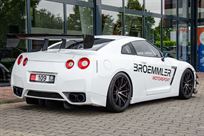 Only the rear fenders are still made of body sheet metal, everything else has been reduced in weight. Doors, roof, front fenders and much more are made of carbon.