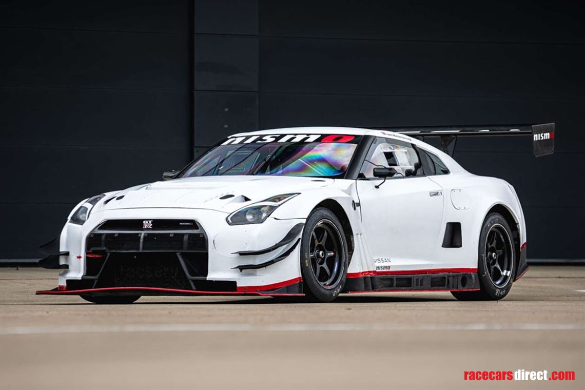2014-nissan-r35-gt-r-8a01