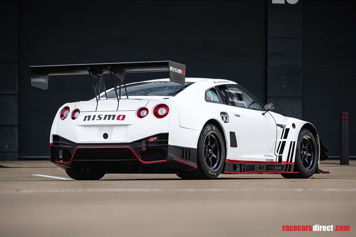 2014-nissan-r35-gt-r-8a01
