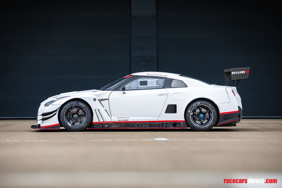 2014-nissan-r35-gt-r-8a01