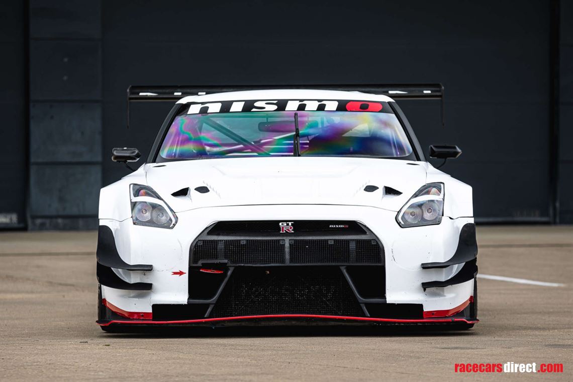 2014-nissan-r35-gt-r-8a01