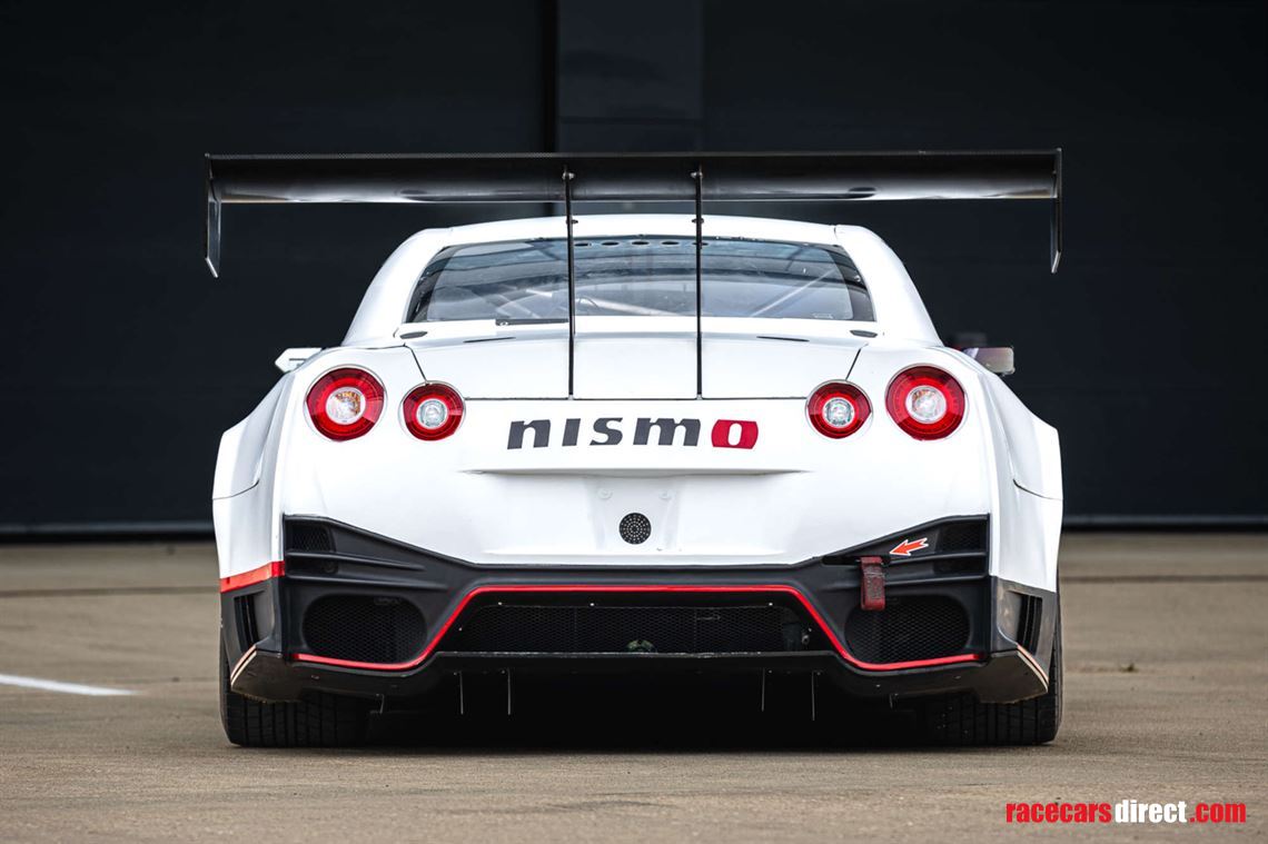 2014-nissan-r35-gt-r-8a01